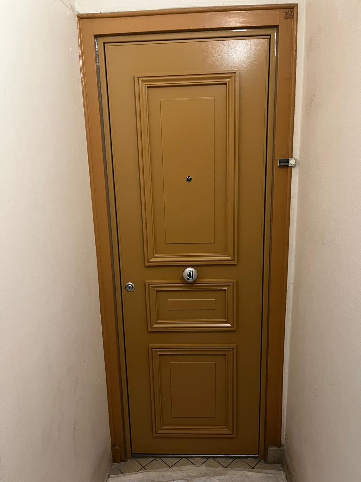 Porte de garage sectionnelle blanche avec motorisation et télécommande